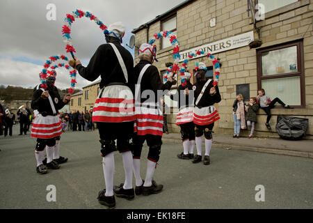 Bacup, Lancashire, Angleterre, Royaume-Uni, le 4 avril 2015. Le Britannia de coprah les danseurs dansent leur chemin à travers les rues de Bacup, Banque D'Images