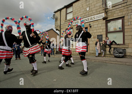 Bacup, Lancashire, Angleterre, Royaume-Uni, le 4 avril 2015. Le Britannia de coprah les danseurs dansent leur chemin à travers les rues de Bacup, Banque D'Images