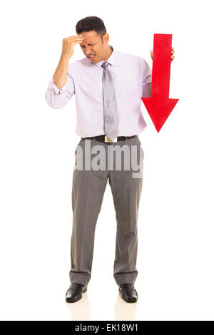 Souligné mature businessman holding flèche pointant vers le bas sur fond blanc Banque D'Images