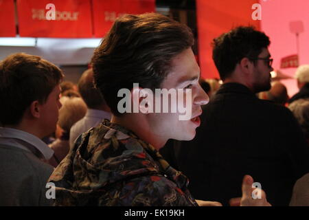 Warrington, Royaume-Uni. 4 avril, 2015. La télé-réalité star Joey Essex dans la foule regardant Ed Miliband s'exprimant lors d'une réunion électorale à Parr Hall. Crédit : Simon Newbury/Alamy Live News Banque D'Images