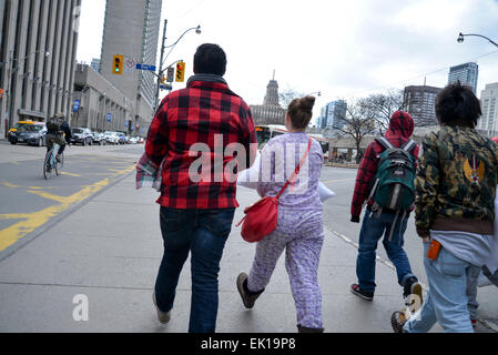 Toronto, Canada. 4 avril, 2015. Des centaines de Torontois se bat avec oreiller, sur International Pillow Fight Day à l'Hôtel de Ville de Toronto le 4 avril 2015. Credit : NISARGMEDIA/Alamy Live News Banque D'Images