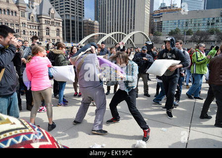 Toronto, Canada. 4 avril, 2015. Des centaines de Torontois se bat avec oreiller, sur International Pillow Fight Day à l'Hôtel de Ville de Toronto le 4 avril 2015. Credit : NISARGMEDIA/Alamy Live News Banque D'Images