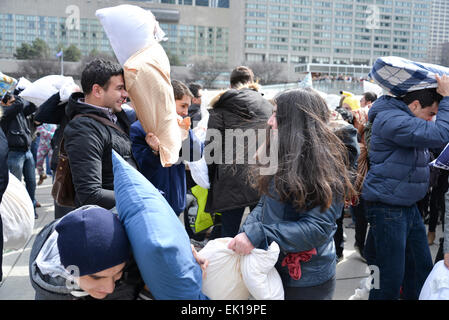 Toronto, Canada. 4 avril, 2015. Des centaines de Torontois se bat avec oreiller, sur International Pillow Fight Day à l'Hôtel de Ville de Toronto le 4 avril 2015. Credit : NISARGMEDIA/Alamy Live News Banque D'Images