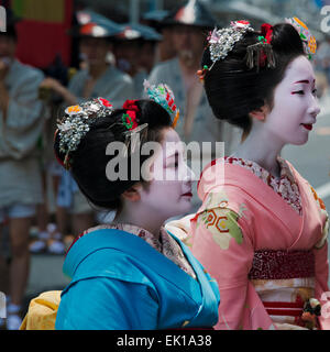 Geisha dans parade lors Gion Matsuri de Kyoto, Kyoto, Japon Banque D'Images