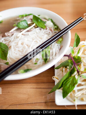 Poitrine de boeuf un bol de Pho, une soupe de nouilles vietnamiennes populaires. Banque D'Images