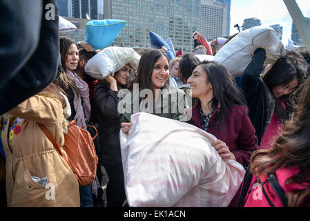 Toronto, Canada. 4 avril, 2015. Des centaines de Torontois se bat avec oreiller, sur International Pillow Fight Day à l'Hôtel de Ville de Toronto le 4 avril 2015. Credit : NISARGMEDIA/Alamy Live News Banque D'Images