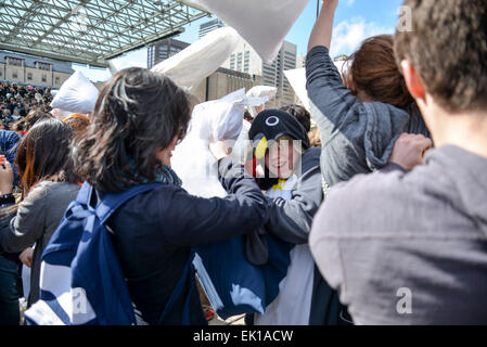 Toronto, Canada. 4 avril, 2015. Des centaines de Torontois se bat avec oreiller, sur International Pillow Fight Day à l'Hôtel de Ville de Toronto le 4 avril 2015. Credit : NISARGMEDIA/Alamy Live News Banque D'Images