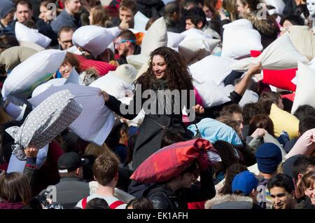 Toronto, Canada. 4ème apr 2015. Les gens prennent part à la guerre d'oreillers 2015 événement au Nathan Phillips Square de Toronto, Canada, le 4 avril 2015. L'International Pillow Fight Day 2015 événement s dans les villes à travers le monde le samedi. © Zou Zheng/Xinhua/Alamy Live News Banque D'Images