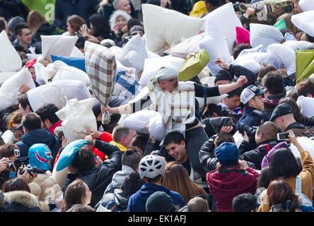 Toronto, Canada. 4ème apr 2015. Les gens prennent part à la guerre d'oreillers 2015 événement au Nathan Phillips Square de Toronto, Canada, le 4 avril 2015. L'International Pillow Fight Day 2015 événement s dans les villes à travers le monde le samedi. © Zou Zheng/Xinhua/Alamy Live News Banque D'Images