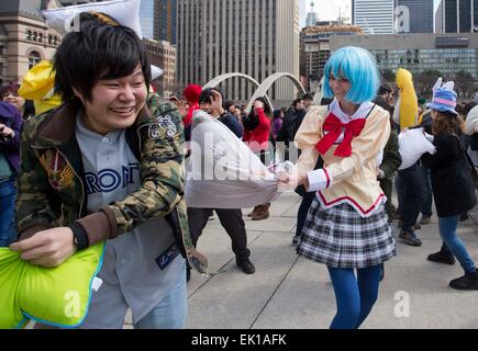 Toronto, Canada. 4ème apr 2015. Les gens prennent part à la guerre d'oreillers 2015 événement au Nathan Phillips Square de Toronto, Canada, le 4 avril 2015. L'International Pillow Fight Day 2015 événement s dans les villes à travers le monde le samedi. © Zou Zheng/Xinhua/Alamy Live News Banque D'Images