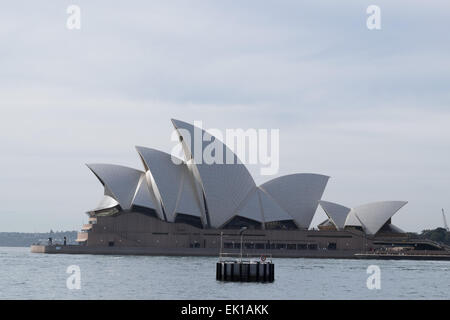 L'Opéra de Sydney, par Jørn Utzon, vue de l'ensemble de Circular Quay. Banque D'Images