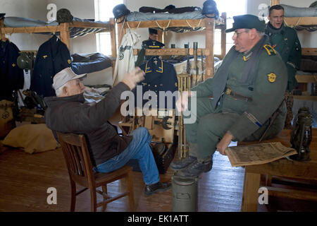 Un ancien combattant de la Seconde Guerre mondiale (à gauche) s'entretient avec un reenactor portant un uniforme Allemand à partir de la période. Banque D'Images