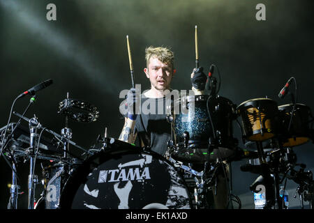 Musique Artiste Alt-J porte leur Tour 2015 à l'amphithéâtre Red Hat, à Raleigh, NC. alt-J est un groupe de rock indépendant formé en 2007 à Leeds, en Angleterre, par Cameron Knight (guitare/basse), Joe Newman (guitare/chant), Gus Unger-Hamilton (claviers/chant) et Thom Green (batterie). Banque D'Images