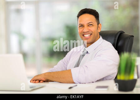 Portrait of mid age business man sitting in modern office Banque D'Images