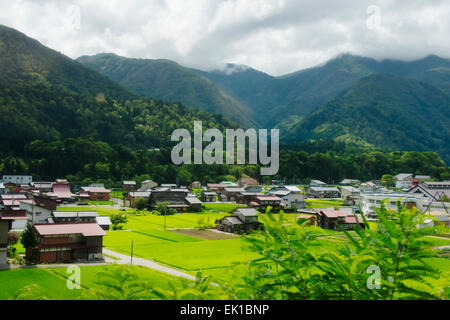 Maisons de village et des terres agricoles dans la montagne, Shirakawa-go, préfecture de Gifu, Japon Banque D'Images