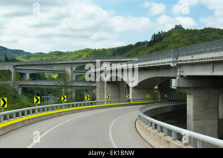 Réseau routier dans la montagne, Takayama, préfecture de Gifu, Japon Banque D'Images