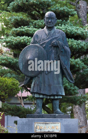 La statue d'un célèbre moine, 'Rennyo le restaurateur', Gujo Hachiman, préfecture de Gifu, Japon Banque D'Images