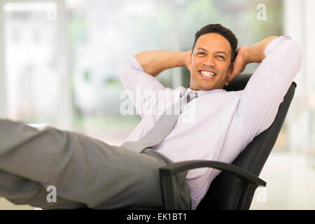 Portrait of businessman in office détendue Banque D'Images