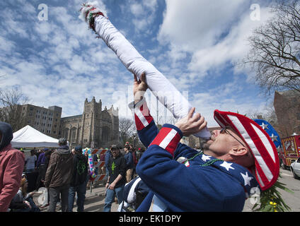 Ann Arbor, Michigan, USA. 4ème apr 2015. MIKE pose de la table avec un faux géant au cours de l'assemblée conjointe doobie Hash Bash sur le campus de l'Université du Michigan. © Mark Bialek/ZUMA/Alamy Fil Live News Banque D'Images