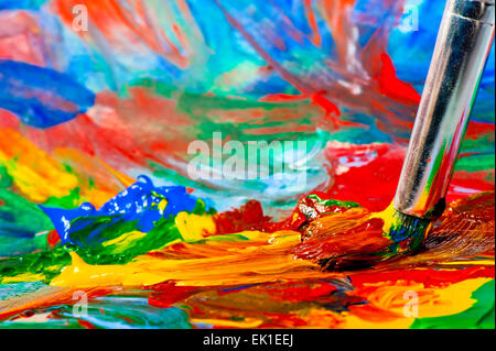Mélanger les couleurs acryliques sur toile libre Banque D'Images