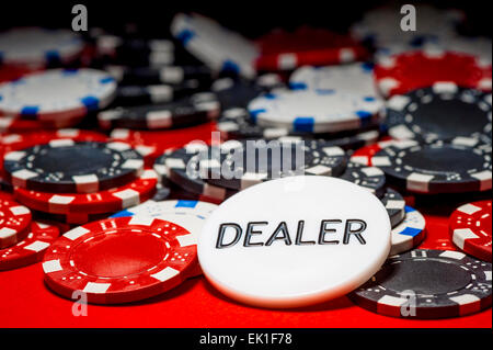 Bouton de donneur et jetons pour poker Banque D'Images