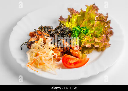 Les morceaux de poulet dans une sauce douce avec salade fraîche Banque D'Images