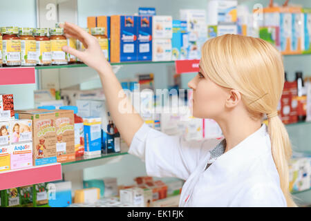 Pharmacien médicaments organiser sur les étagères Banque D'Images