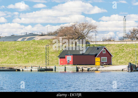 KUNGSHOLMEN, SUÈDE - 3 avril 2015 : un petit ferry station d'installation militaire dans l'archipel. Bunker en béton et vert gr Banque D'Images