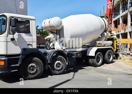 Camion malaxeur de ciment sur le chantier de construction Banque D'Images