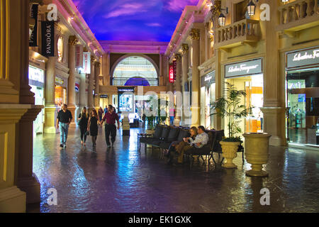 Las Vegas, Nevada, USA - 23 octobre 2013 : magasins au Caesar's Palace de Las Vegas, le Caesar's Palace hotel a ouvert ses portes en 1966 et dispose d'un thème de l'empire romain. Banque D'Images