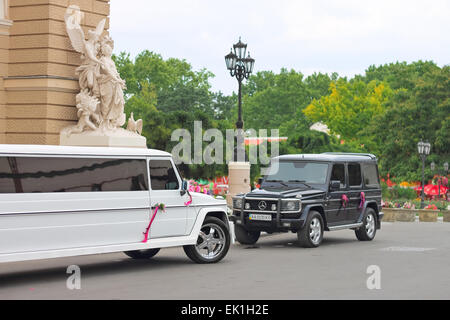 Odessa, Ukraine - 7 juillet : cortège de mariage près de l'entrée de l'opéra d'Odessa sur juillet 7,2013 à Odessa Odessa. est l'un des plus original et pittoresque ville de l'ukraine Banque D'Images