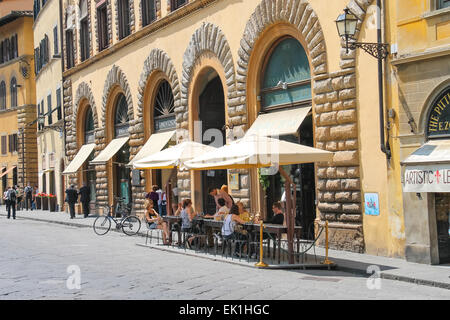 Florence, Italie - mai 08, 2014 : les touristes à la terrasse d'un café à Florence Italie. Banque D'Images