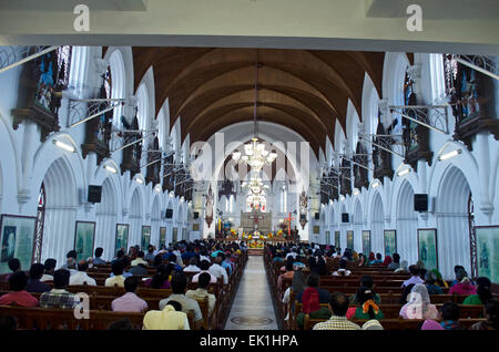 Messe de Pâques à la basilique-cathédrale Santhome church à Chennai, Tamil Nadu, Inde Banque D'Images