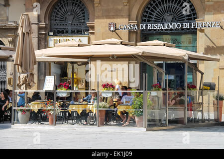 Florence, Italie - mai 08, 2014 : les touristes à la terrasse d'un café à Florence Italie. Banque D'Images