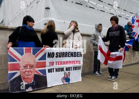 Londres, Royaume-Uni. Le 04 Avr, 2015. PEGIDA prend en charge vu à la manifestation. - Des centaines de manifestants ont participé à une manifestation anti fascistes en ce qui concerne le groupe "PEGIDA Isamlamic" a tenu un rassemblement dans le centre de Londres. Des heurts ont éclaté entre le groupe fasciste anti et la police que les manifestants ont tenté de forcer leur chemin jusqu'à la zone "PEGIDA" rally. 4 avril 2015 © Geovien Si/Pacific Press/Alamy Live News Banque D'Images