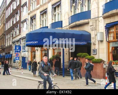 Amsterdam, Pays-Bas - 18 février 2012 : les gens dans la rue à Amsterdam aux Pays-Bas. Banque D'Images