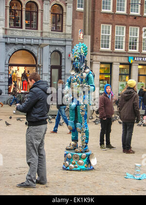 Amsterdam, Pays-Bas - 18 février 2012 : statue vivante sur la place du Dam à Amsterdam aux Pays-Bas . Banque D'Images