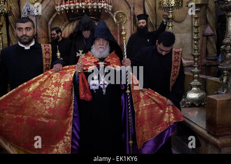 Les membres du clergé grec orthodoxe est titulaire d'une de style orientale crosier dans la forme d'un dragon pendant la procession quotidienne à l'intérieur du Saint-Sépulcre Église dans la vieille ville de Jérusalem Israël Banque D'Images