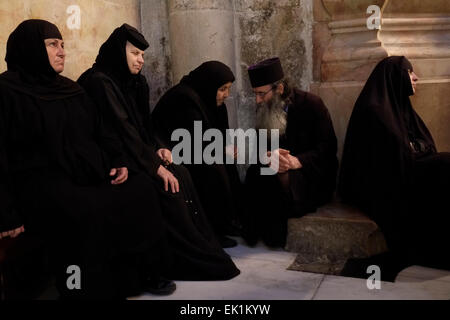 Les fidèles orthodoxes qui participent à une procession au cours Lazare samedi à l'église du Saint-Sépulcre dans la vieille ville de Jérusalem Israël Banque D'Images