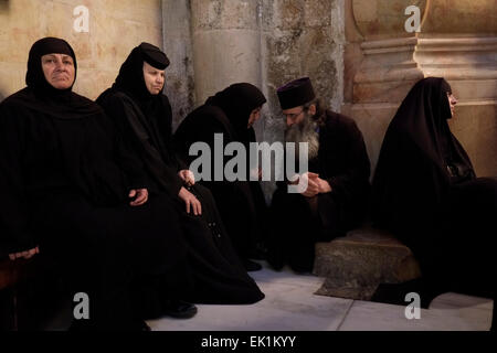 Les fidèles orthodoxes qui participent à une procession au cours Lazare samedi à l'église du Saint-Sépulcre dans la vieille ville de Jérusalem Israël Banque D'Images