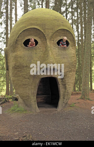 Les enfants à la recherche des yeux de silvas capitalis (tête de la forêt), forêt de kielder, Northumberland, England, UK. Banque D'Images