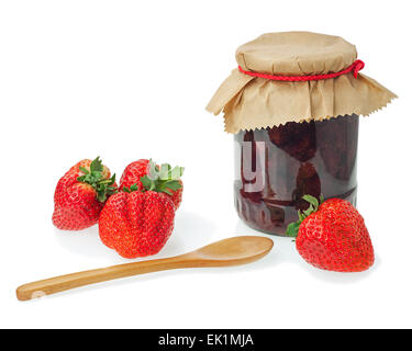 Pot en verre de la confiture de fraise avec des baies isolées sur fond blanc. Libre. Banque D'Images