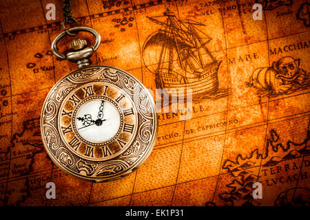 Montre de poche Antique Vintage sur une ancienne carte du monde en 1565.. Banque D'Images