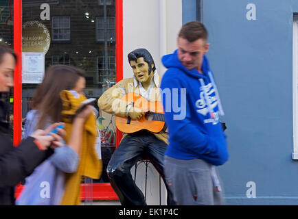 Elvis Presley aux spectacles de rue sur la rue en Machynlleth, Powys, Wales UK Banque D'Images