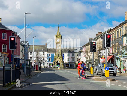 Rue principale et de l'horloge en Machynlleth, Powys, Wales UK Banque D'Images