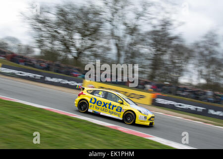 Brands Hatch, Fawkham, Longfield, UK. 5 avril, 2015. Alex Martin et Dextra Racing Ford Focus durs pendant la Dunlop MSA British Touring Car Championship à Brands Hatch. Credit : Gergo Toth/Alamy Live News Banque D'Images