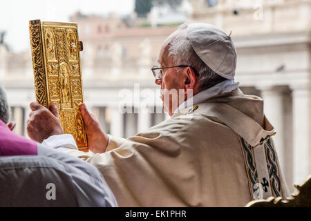 La cité du Vatican. Le 05 Avr, 2015. Cité du Vatican la place Saint-Pierre le Pape François Messe de Pâques : crédit facile vraiment Star/Alamy Live News Banque D'Images