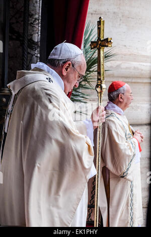 La cité du Vatican. Le 05 Avr, 2015. Cité du Vatican la place Saint-Pierre le Pape François Messe de Pâques : crédit facile vraiment Star/Alamy Live News Banque D'Images