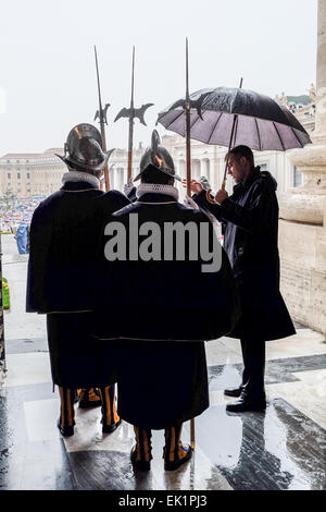 La cité du Vatican. Le 05 Avr, 2015. Cité du Vatican la place Saint-Pierre le Pape François Messe de Pâques - Gardes suisses Crédit : Realy Easy Star/Alamy Live News Banque D'Images