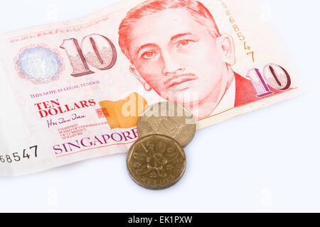 Billet de Dollar de Singapour et de l'argent dur sur fond blanc, Banque D'Images